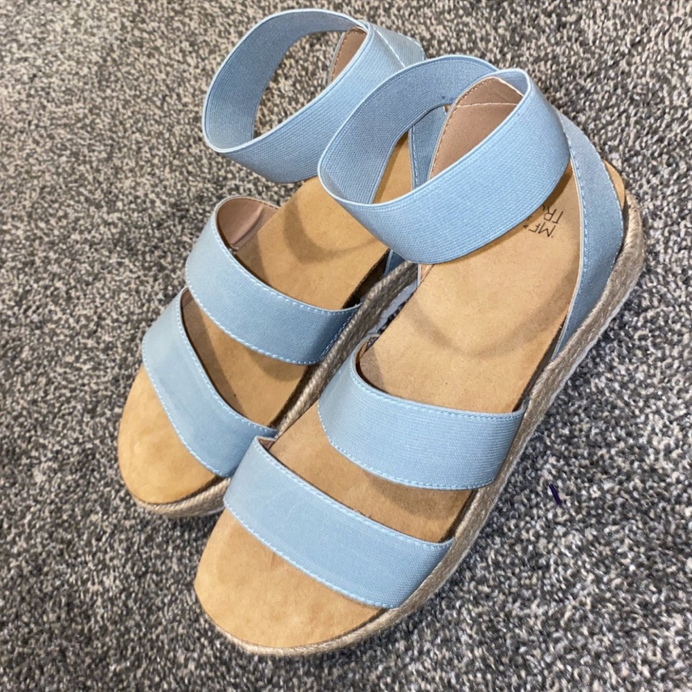 sandals size 9 but fits a 10